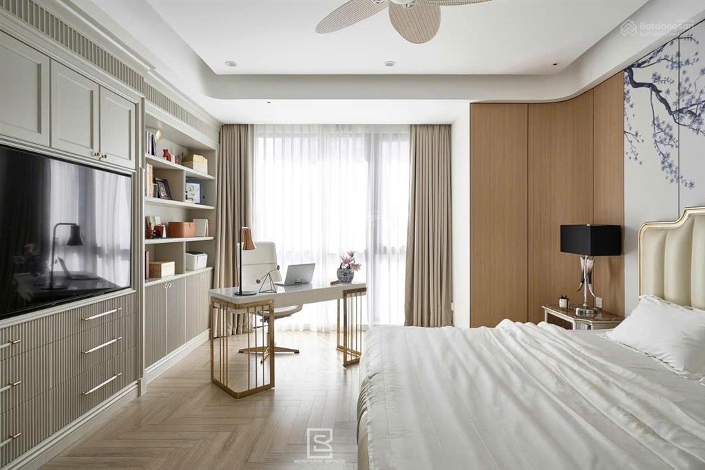 Bán gấp căn hộ đập thông diện tích 250m2 tại royal city !