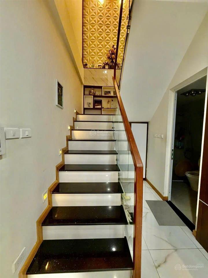 Bán căn hộ duplex diện tích 102m2, tầng trung, hướng mát, full nội thất xịn đẹp!