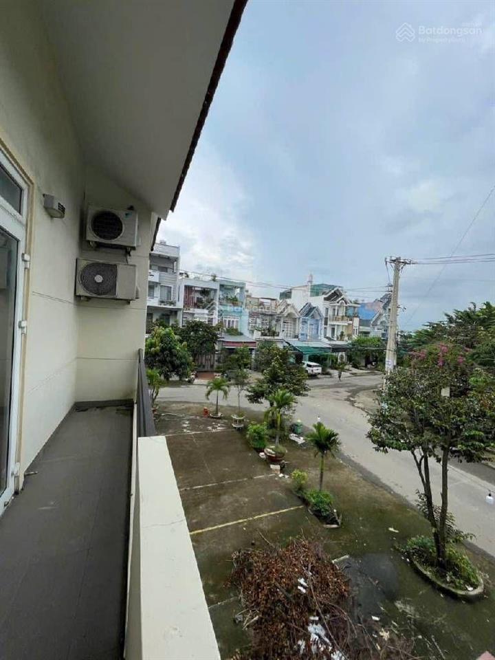 10,7 tỷ 200m² nhà 3 tầng. khu dân cư đại hải xã bà điểm đường 7m. xe hơi ngủ trong nhà