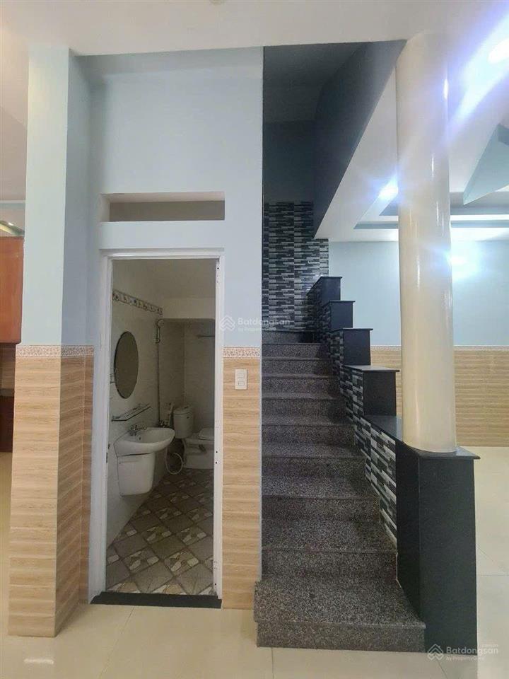5.9 tỷ. 3 tầng. 4pn. ngang 6m. cách mặt tiền 30m. gần cầu đất sét an phú đông 9