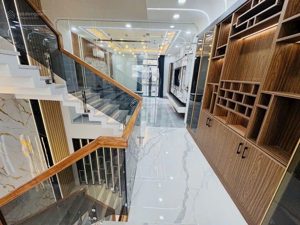 8.5 tỷ. nhà 5 tầng 6pn. 5wc. mới 100% ở ngay. p. trung mỹ tây