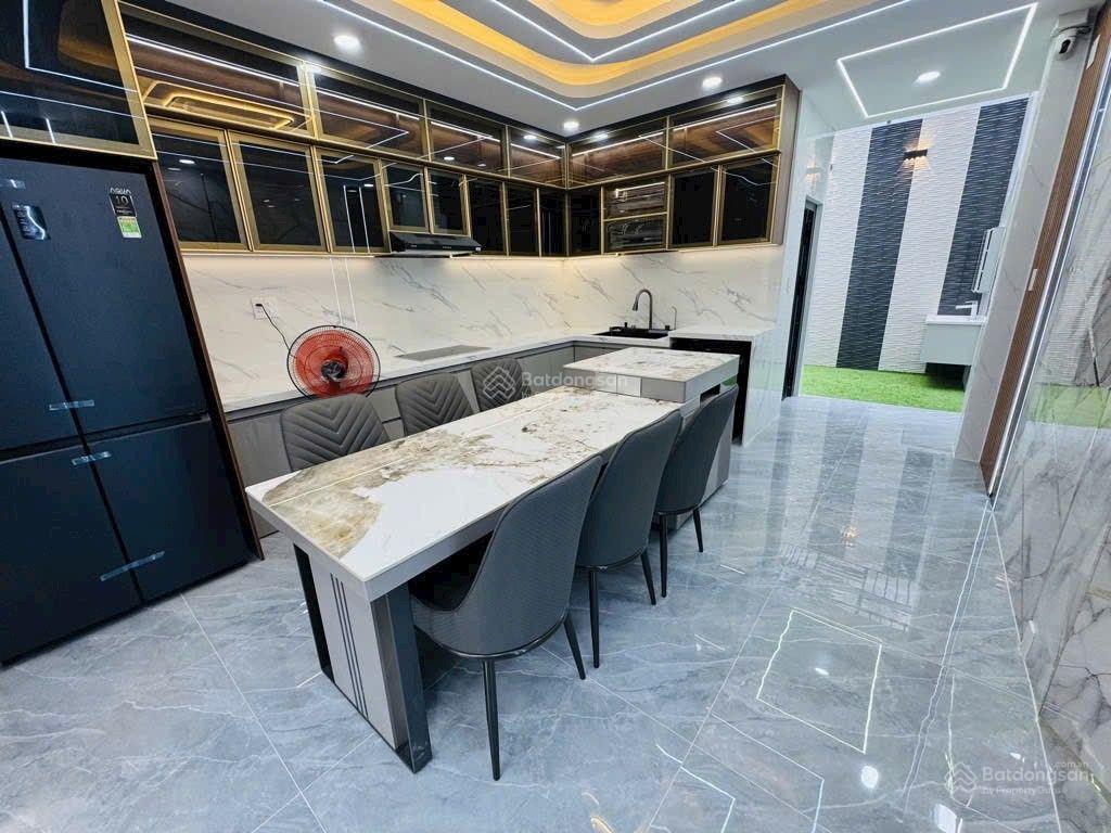 8.5 tỷ. nhà 5 tầng 6pn. 5wc. mới 100% ở ngay. p. trung mỹ tây