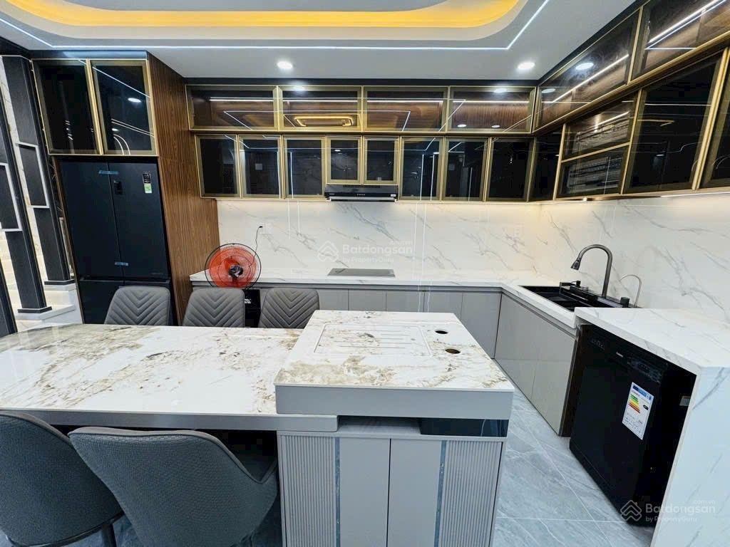 8.5 tỷ. nhà 5 tầng 6pn. 5wc. mới 100% ở ngay. p. trung mỹ tây