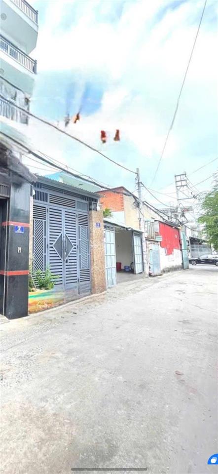 6,3 tỷ. 3 tầng, 4 pn, 68m², đường 6m thông kinh doanh được. đông hưng thuận gần song hành