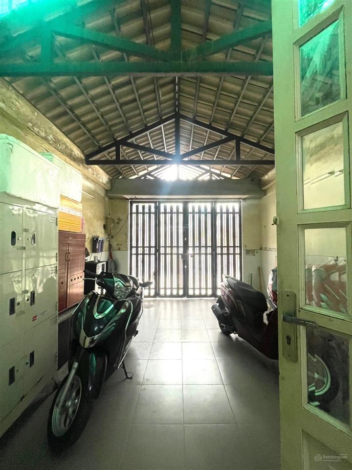 6,3 tỷ. 3 tầng, 4 pn, 68m², đường 6m thông kinh doanh được. đông hưng thuận gần song hành