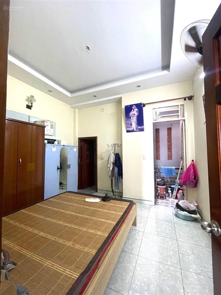 6,3 tỷ. 3 tầng, 4 pn, 68m², đường 6m thông kinh doanh được. đông hưng thuận gần song hành