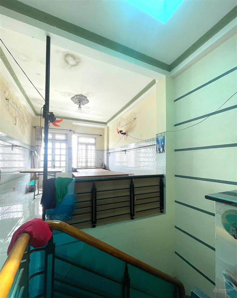 6,3 tỷ. 3 tầng, 4 pn, 68m², đường 6m thông kinh doanh được. đông hưng thuận gần song hành