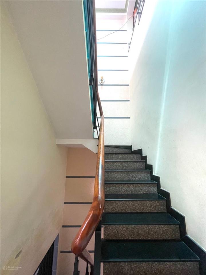 6,3 tỷ. 3 tầng, 4 pn, 68m², đường 6m thông kinh doanh được. đông hưng thuận gần song hành