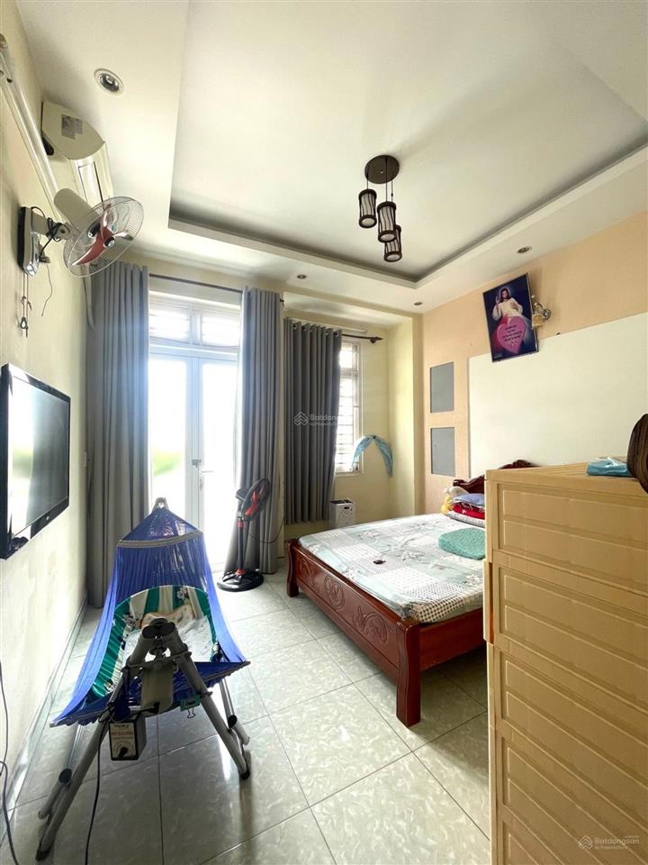 6,3 tỷ. 3 tầng, 4 pn, 68m², đường 6m thông kinh doanh được. đông hưng thuận gần song hành