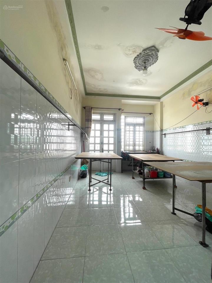 6,3 tỷ. 3 tầng, 4 pn, 68m², đường 6m thông kinh doanh được. đông hưng thuận gần song hành
