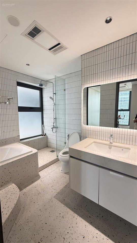 Em cho thuê căn hộ 2pn 82m toà skyline cạnh hồ tây giá 20 tr/ tháng.  0987 448 ***
