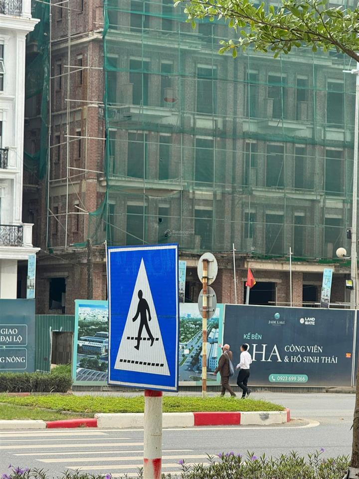 Gia đình cần bán shophouse mặt tiền 8 m xây 7 tầng +1 hầm đại lộ tây thăng long 10 làn xe rộng 60m