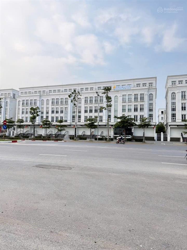 Duy nhất 1 căn biệt thự mặt đường tây thăng long rộng 60,5m,vỉa hè 15m chạy thẳng sang hồ tây200m2