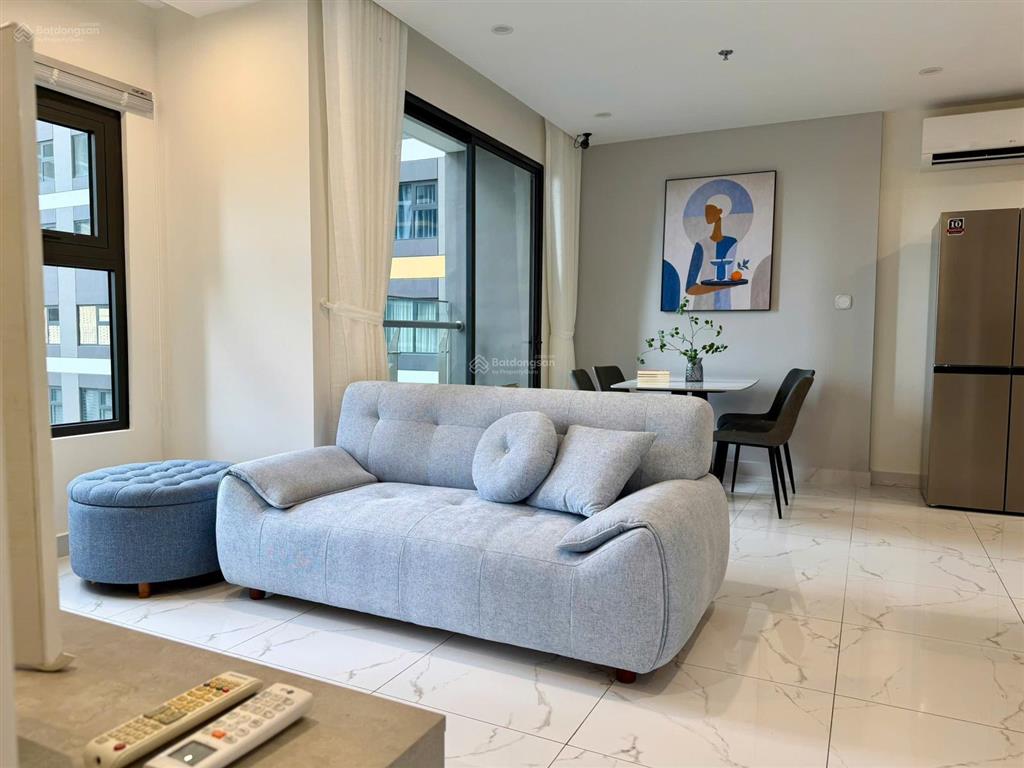 Cho thuê căn góc 2pn+ 70m2 view hồ bơi full nội thất tòa mới gần vincom