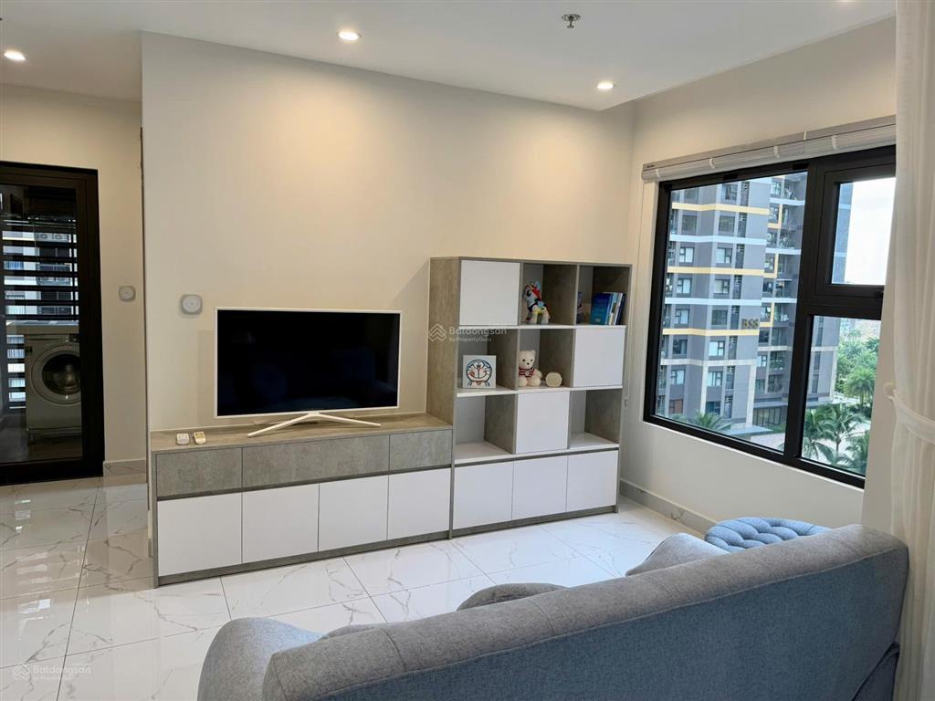 Cho thuê căn góc 2pn+ 70m2 view hồ bơi full nội thất tòa mới gần vincom