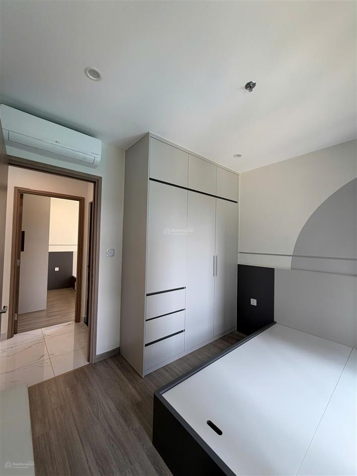 Cho thuê căn góc 2pn+ 70m2 view hồ bơi full nội thất tòa mới gần vincom
