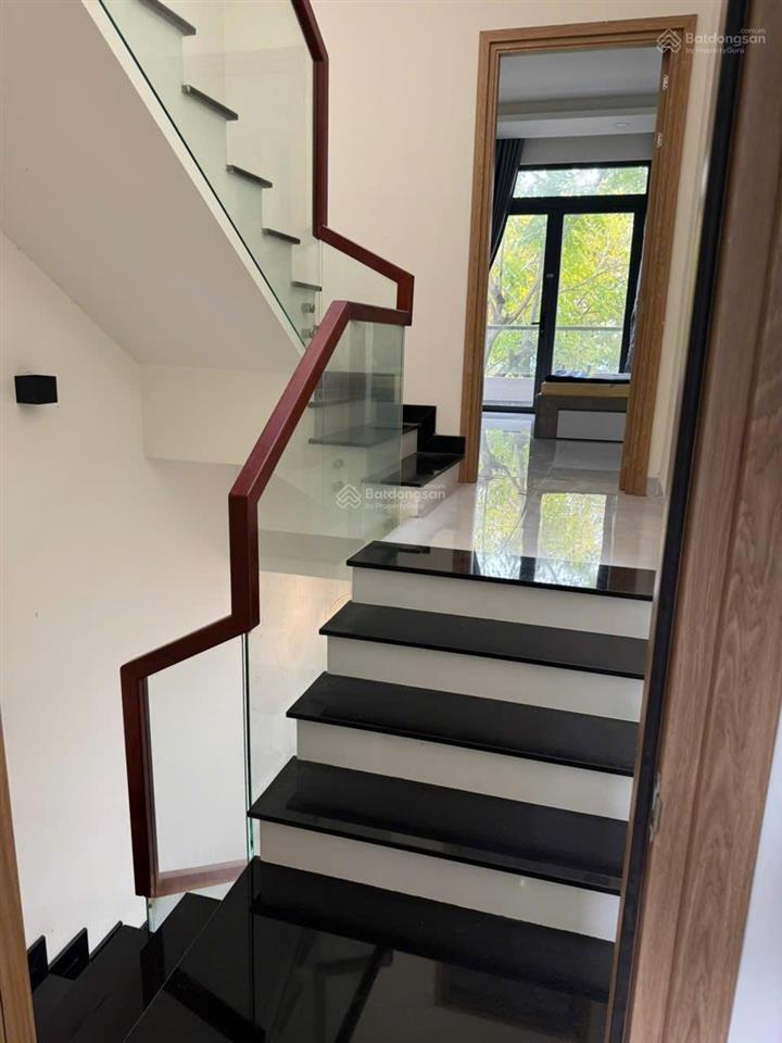 Nhà mới thiết kế đẹp. nhà có gara ô tô