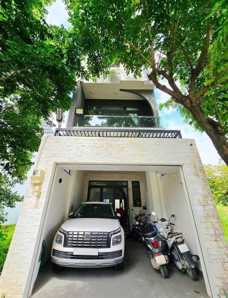 Nhà mới thiết kế đẹp. nhà có gara ô tô