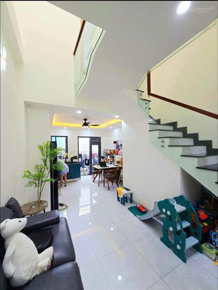 Nhà mới thiết kế đẹp. nhà có gara ô tô