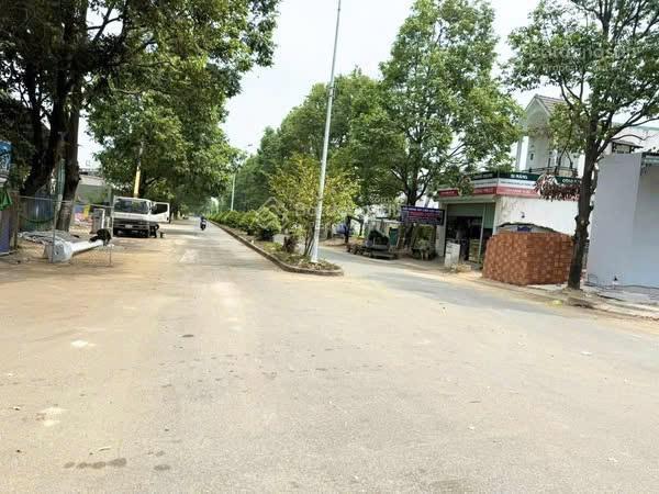 Chính chủ gửi bán lô đất vàng trục chính kinh doanh (6x21m) sổ sẵn ngay cổng chào bình dương