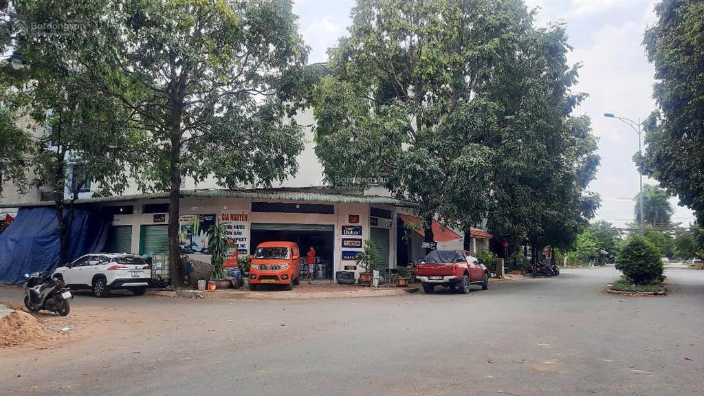 Chính chủ gửi bán lô đất vàng trục chính kinh doanh (6x21m) sổ sẵn ngay cổng chào bình dương