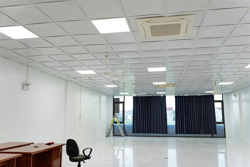 Chu mẫu  cho thuê văn phòng tầng 2, 3, 4. dt 200m2/tầng, mt 9m, 15 triệu/tầng