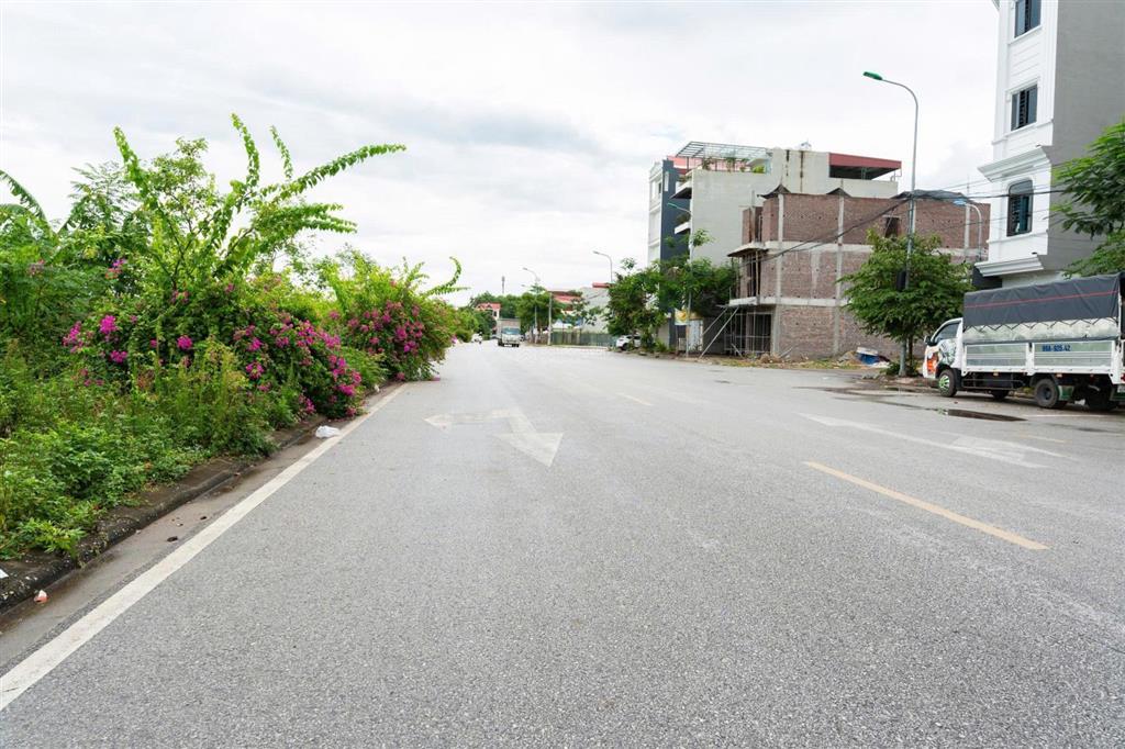 Chu mẫu  cho thuê văn phòng tầng 2, 3, 4. dt 200m2/tầng, mt 9m, 15 triệu/tầng