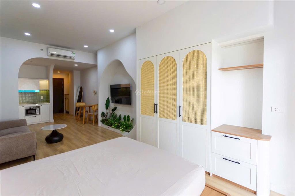Bán gấp căn hộ 43m2 sổ hồng sẵn, có ban công, nhà mới, giá chỉ 4tỷ2  0937 781 ***