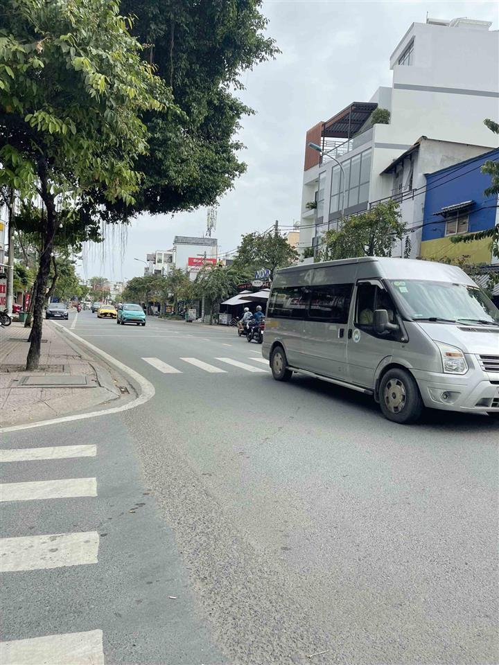 Nhà lô góc  2 mặt tiền  trường thọ  173m²  ngang 6m  hẻm 8m xe tải  chỉ 10.7 tỷ