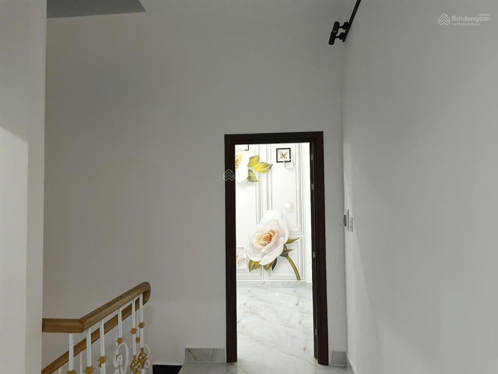 Nhà đẹp mới xây 4pn  hẻm 3,5 thông tứ phía