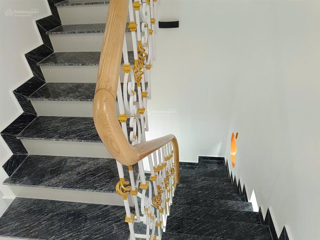 Nhà đẹp mới xây 4pn  hẻm 3,5 thông tứ phía