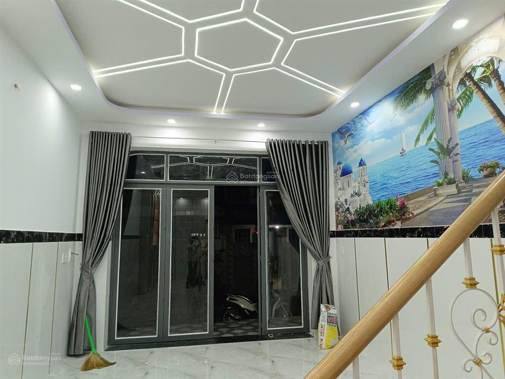 Nhà đẹp mới xây 4pn  hẻm 3,5 thông tứ phía