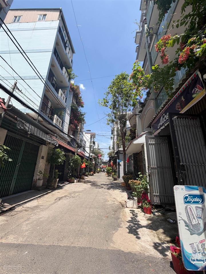 Chủ bán gấp giảm 200trieu , nhà cách chợ tân hương 50m . gồm 4 tầng hẻm 6m thông. chỉ 7,99 tỉ