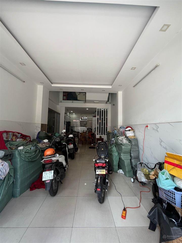 Chủ bán gấp giảm 200trieu , nhà cách chợ tân hương 50m . gồm 4 tầng hẻm 6m thông. chỉ 7,99 tỉ