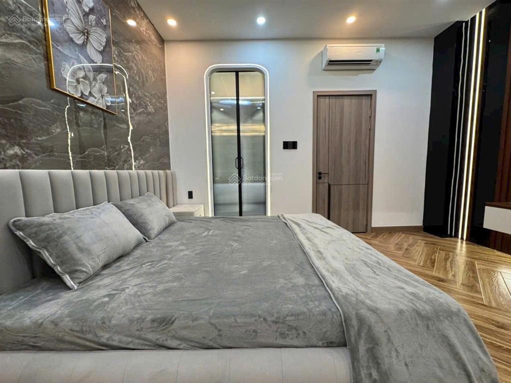 Hàng hiếm gần hàng xanh. nhà 34m2 hẻm oto bạch đằng xây 1 trệt 3 lầu. sổ sẵn, kẹt bán 2 tỷ 160