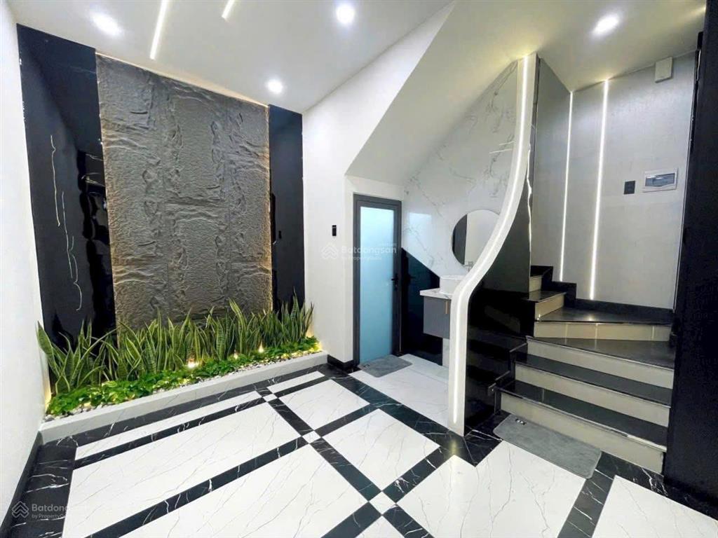 Hàng hiếm gần hàng xanh. nhà 34m2 hẻm oto bạch đằng xây 1 trệt 3 lầu. giá chỉ 2 tỷ 360, sổ sẵn