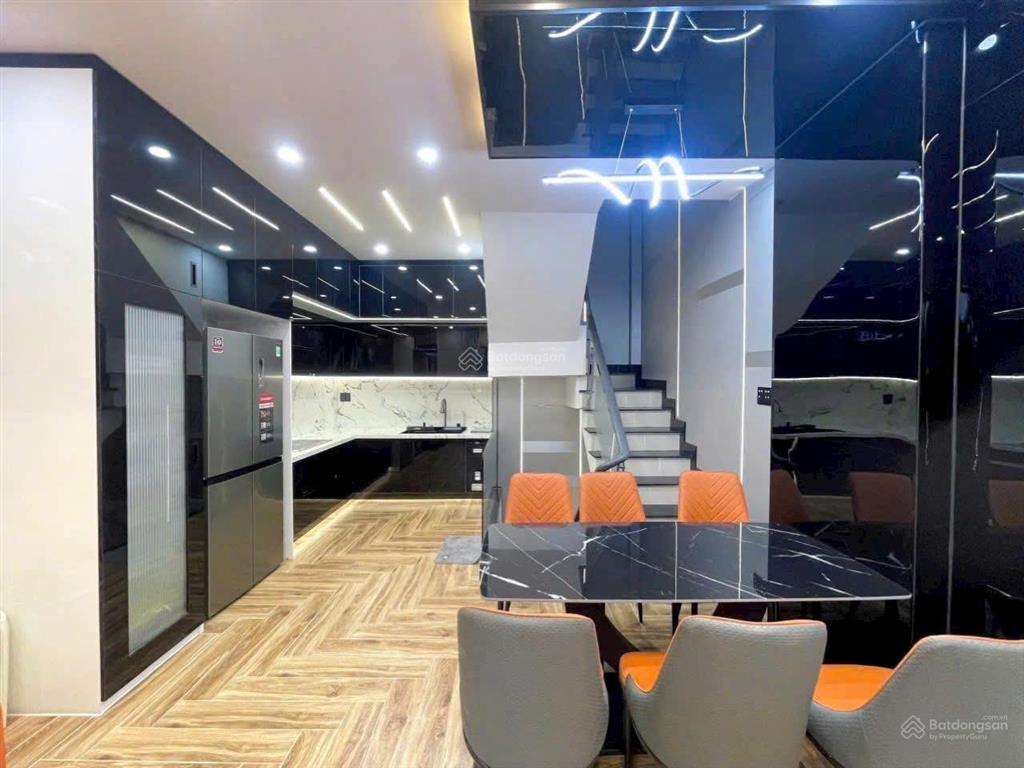 Hàng hiếm gần hàng xanh. nhà 34m2 hẻm oto bạch đằng xây 1 trệt 3 lầu. giá chỉ 2 tỷ 360, sổ sẵn