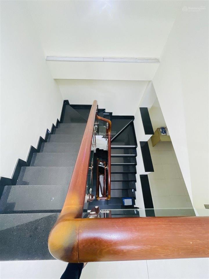 Chỉ 8 tỷ 2 tl  mt đường nhựa 8m có lề ngay chợ tân hương  dt 4x22  5 tầng.