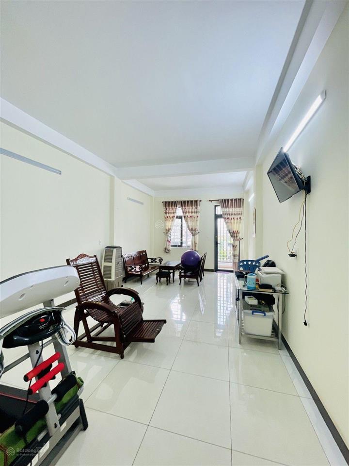 Chỉ 8 tỷ 2 tl  mt đường nhựa 8m có lề ngay chợ tân hương  dt 4x22  5 tầng.