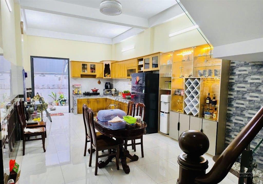 Chỉ 8 tỷ 2 tl  mt đường nhựa 8m có lề ngay chợ tân hương  dt 4x22  5 tầng.