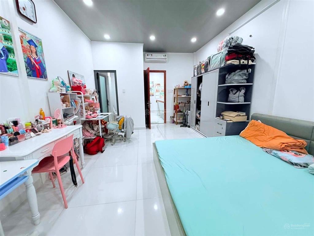 Chỉ 6.65 tỷ  nhà 2 tầng  hẻm an ninh trịnh đình trọng  sau căn mặt tiền