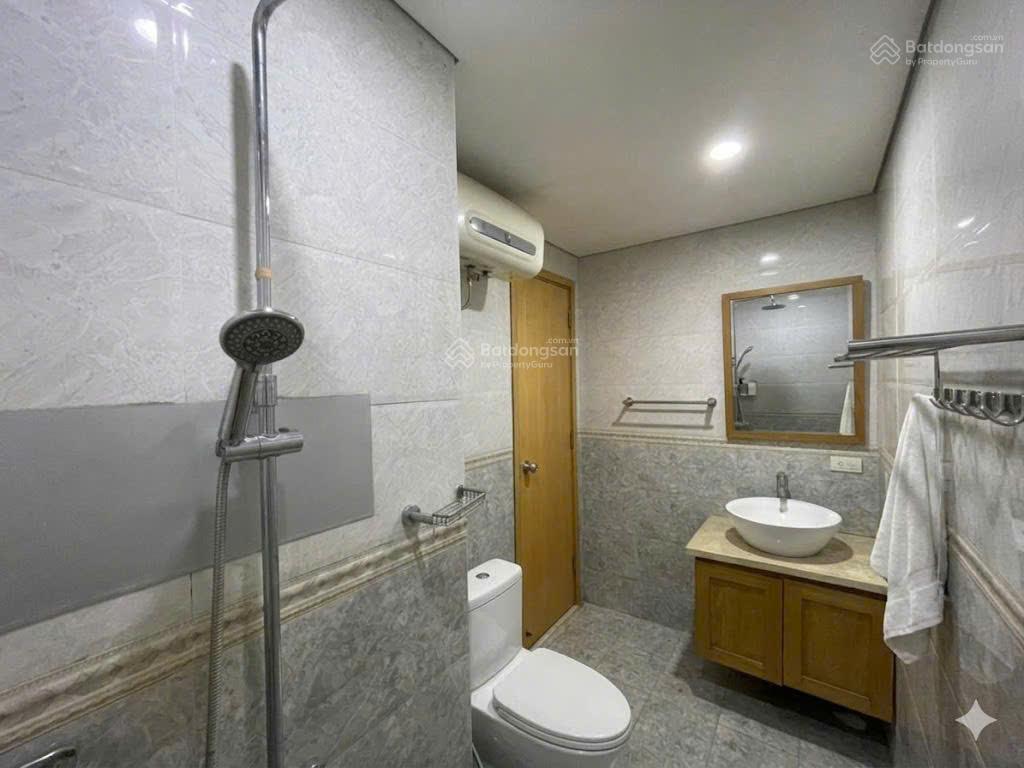 Chính chủ cho thuê căn hộ 2 ngủ  1 phòng làm việc tại oct5a resco cổ nhuế