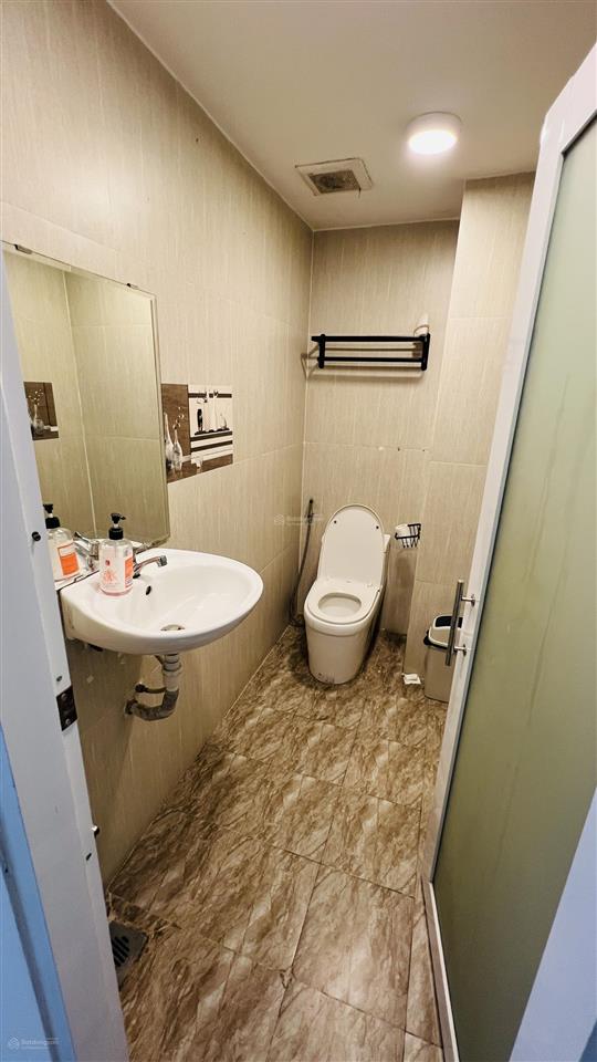 Cho thuê nhà góc 2 mặt tiền 2/1a cao thắng, quận 3  ngang 5m  4 tầng suốt