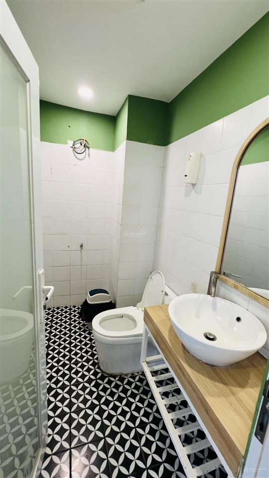 Cho thuê nhà góc 2 mặt tiền 2/1a cao thắng, quận 3  ngang 5m  4 tầng suốt