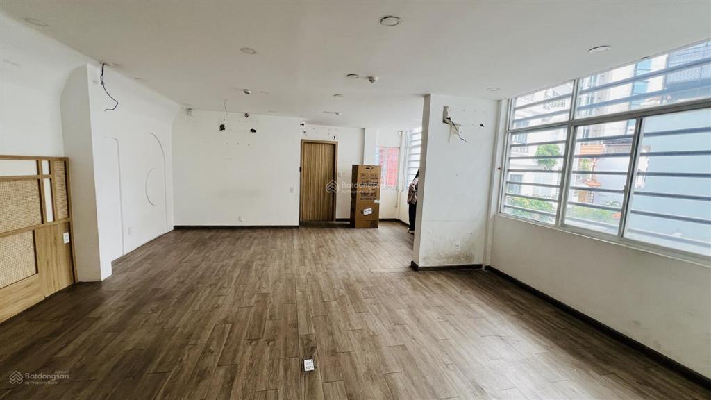 Cho thuê nhà góc 2 mặt tiền 2/1a cao thắng, quận 3  ngang 5m  4 tầng suốt