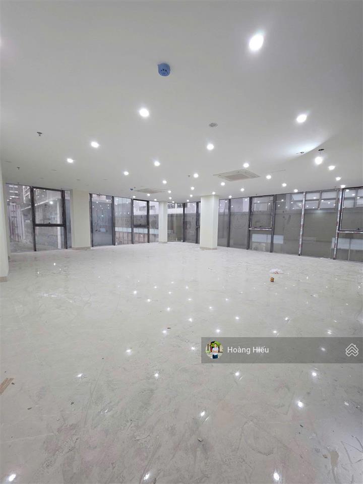 Hạ 5 tỷ, bán tòa nhà văn phòng cầu giấy, 140m2, 10 tầng nổi, 1 hầm, mặt tiền 12m, vỉa hè rộng