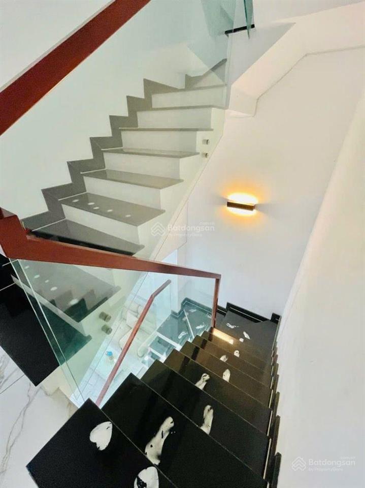 Nhà đẹp 4 tầng, dt (4x14)m2, hẻm xe hơi thông suốt, ngay ngã tư bốn xã, giá 6,85 tỷ còn tl