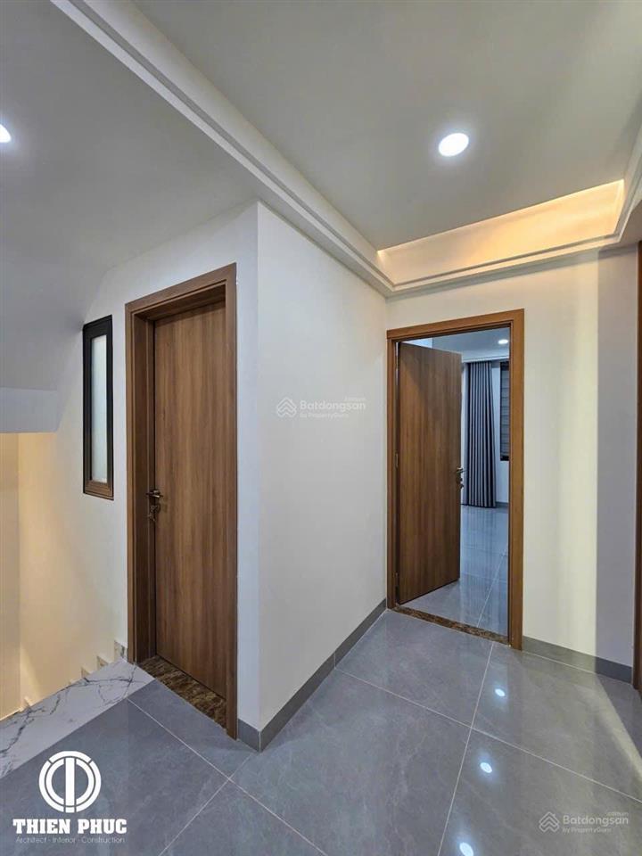 Nhà mới  nhà bên chợ. tiện kinh doanh