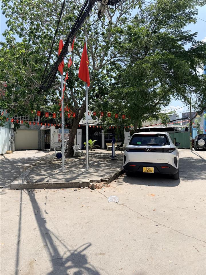 Bán đất tặng nhà  ngay ca p.phú thuận  109m2, ngang 8.1m  70m ra bãi ôtô, nhỉnh 8 tỷ