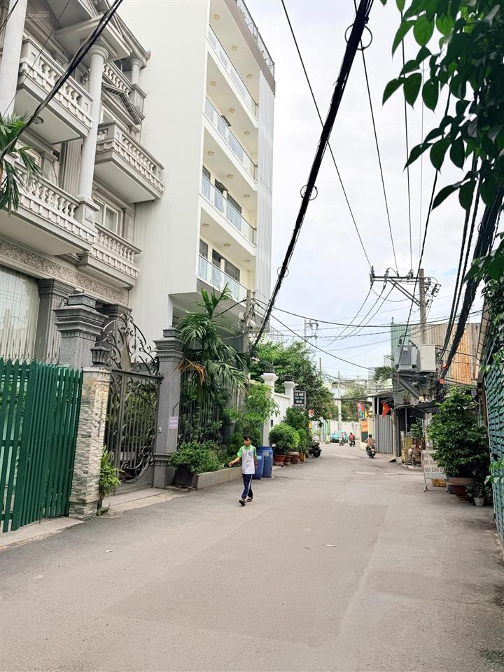 Nhà đẹp 3 tầng 56m2 4pn tặng nội thất xịn  xe hơi kế nhà  cách siêu thị go 1km  chỉ 7.8 tỷ tl